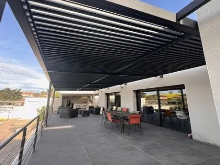 Die Aluminiumstruktur, verwandelt in eine bioklimatische Pergola !