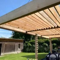 Vorschaubild des Artikels : Peter-Franz Terrasse endlich im Schatten - Unsichtbare Streben