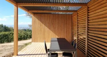 Aluminiumdach und seitliche Holzlamellen