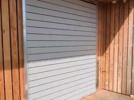 Schiebepaneel mit verstellbaren Lamellen