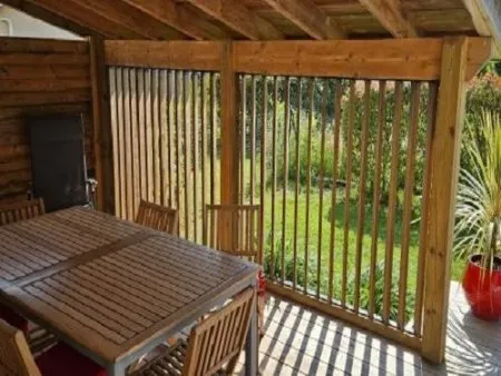 Vertikaler Holz-Sonnenschutz mit verstellbaren Lamellen von Markus!
