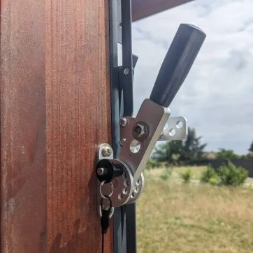 Mechanismus auf einem vertikalen Paneel