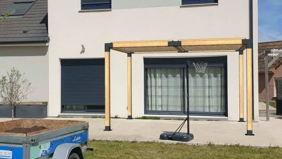 Lösung mit Douglasienholz-Lamellen in 2 Feldern von je 2 m – bis zu 1.063 € sparen