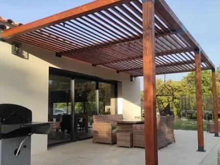 Die vollständig aus Holz bestehende bioklimatische Pergola von Viktor