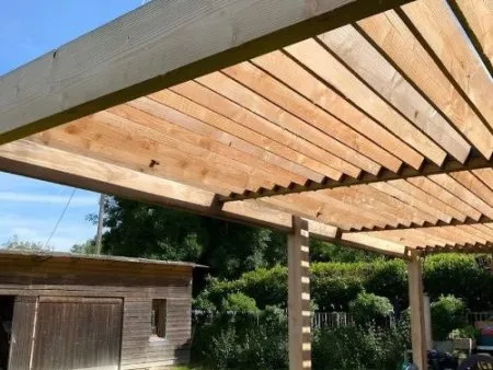 Peter-Franz Terrasse endlich im Schatten - Unsichtbare Streben