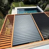 Vorschaubild des Artikels : Perfekte Kombination aus festen und verstellbaren Lamellen – mit unsichtbaren Balkenschuhen