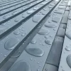 Demonstration der Wasserdichtigkeit von SUNDIY RAL 7016 Aluminiumlamellen für bioklimatische Pergola