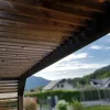 Beispiel einer bioklimatischen Pergola mit Lamellen aus Douglasienholz