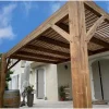 Bioklimatische Pergola im zeitgenössischen Stil: Mechanismen SUNDIY XL in der Farbe RAL 9005 und Lamellen aus Douglasienholz